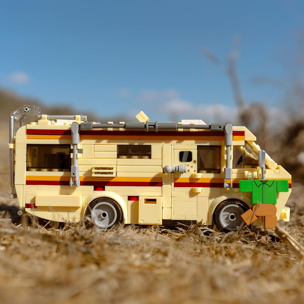 Breaking Bad RV Building Kit, 477-Piece Walter White Camper Van with Lab Interior